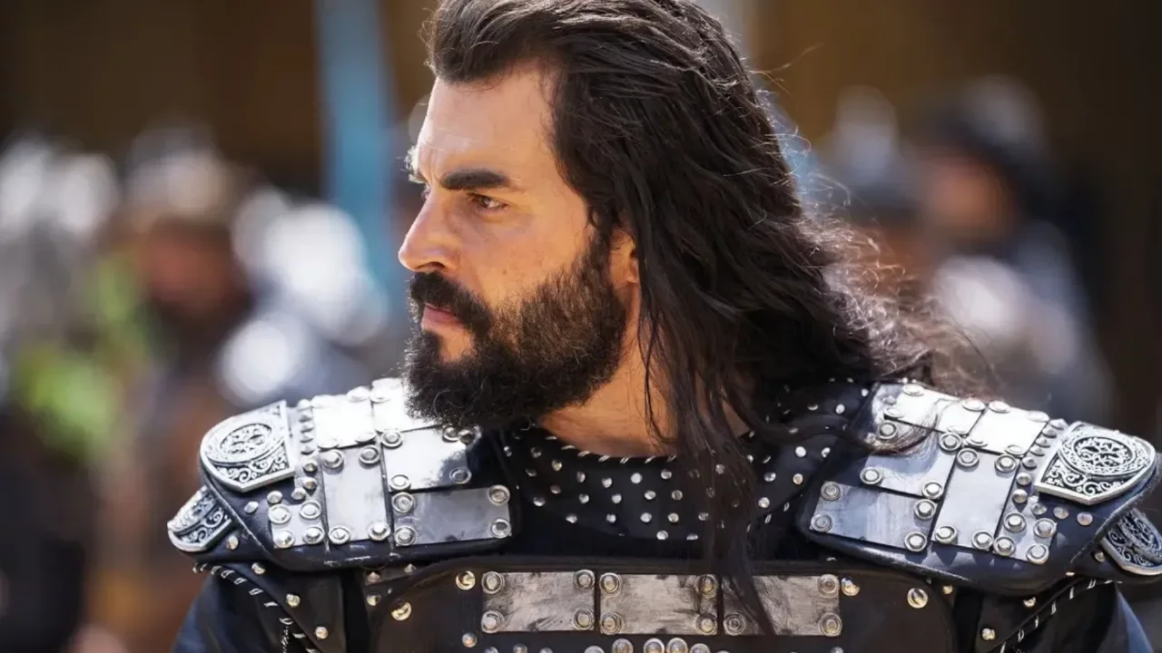 Akın Akın&ouml;z&uuml;'n&uuml;n Sultan Alaeddin hazırlığı şaşırttı! Rol&uuml; i&ccedil;in 5 ay boyunca eğitim aldı