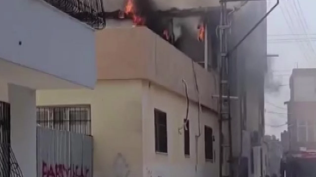 Aile sağlığı merkezinin &ccedil;atısında korkutan yangın