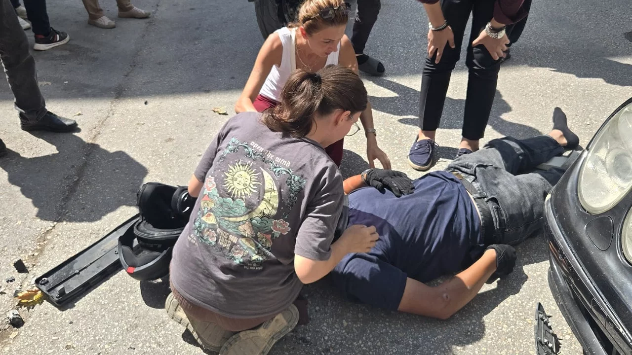Bursa'da otomobil ile motosiklet &ccedil;arpıştı!
