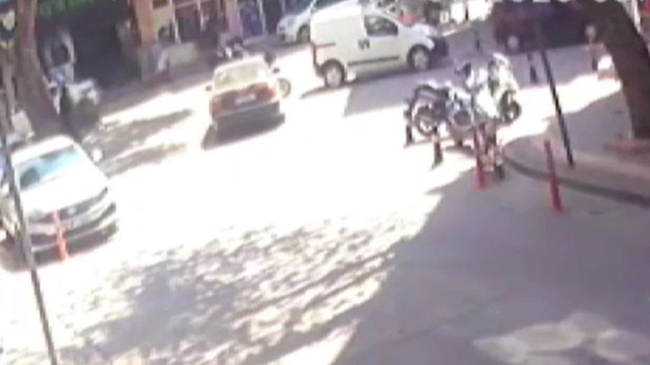 Bursa'da kavşakta feci &ccedil;arpışma! Motosiklet s&uuml;r&uuml;c&uuml;s&uuml; b&ouml;yle savruldu