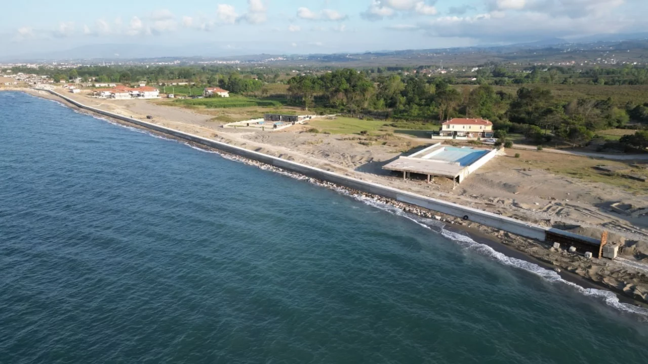 Dalgalar evleri yutmadan 1 kilometrelik duvar çekildi