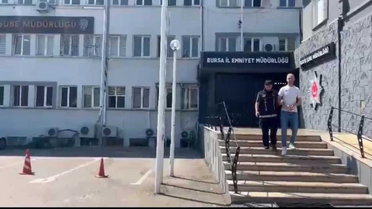 Bursa'da nefes kesen kovalamaca! &Ccedil;atıdan &ccedil;atıya ka&ccedil;arken yakalandı