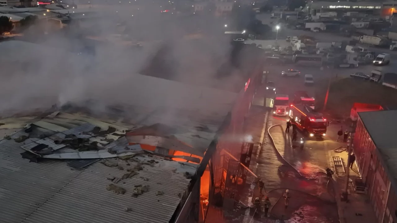 Bursa'da m&uuml;h&uuml;rl&uuml; boya fabrikasında, korkutan patlamanın g&ouml;r&uuml;nt&uuml;leri ortaya &ccedil;ıktı!