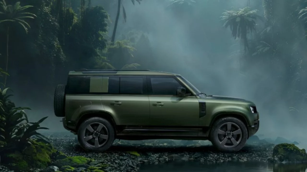 Land Rover, tam elektrikli Defender modelini erteledi: İşte nedeni