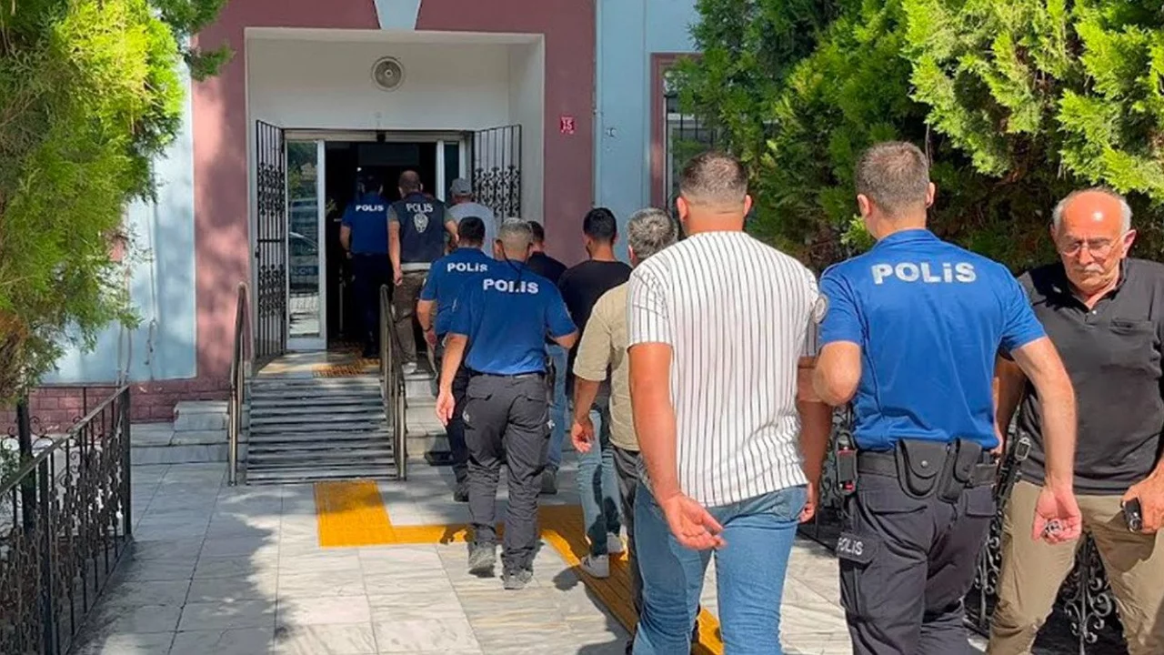 Polis ve jandarma uygulamalarını WhatsApp grubundan paylaştılar! 7 g&ouml;zaltı...