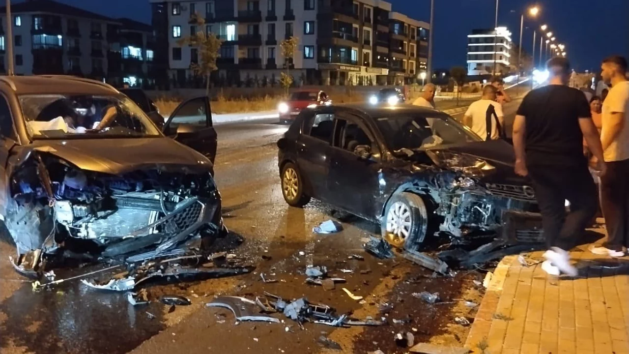 Otomobil ile SUV araç çarpıştı: 8 yaralı