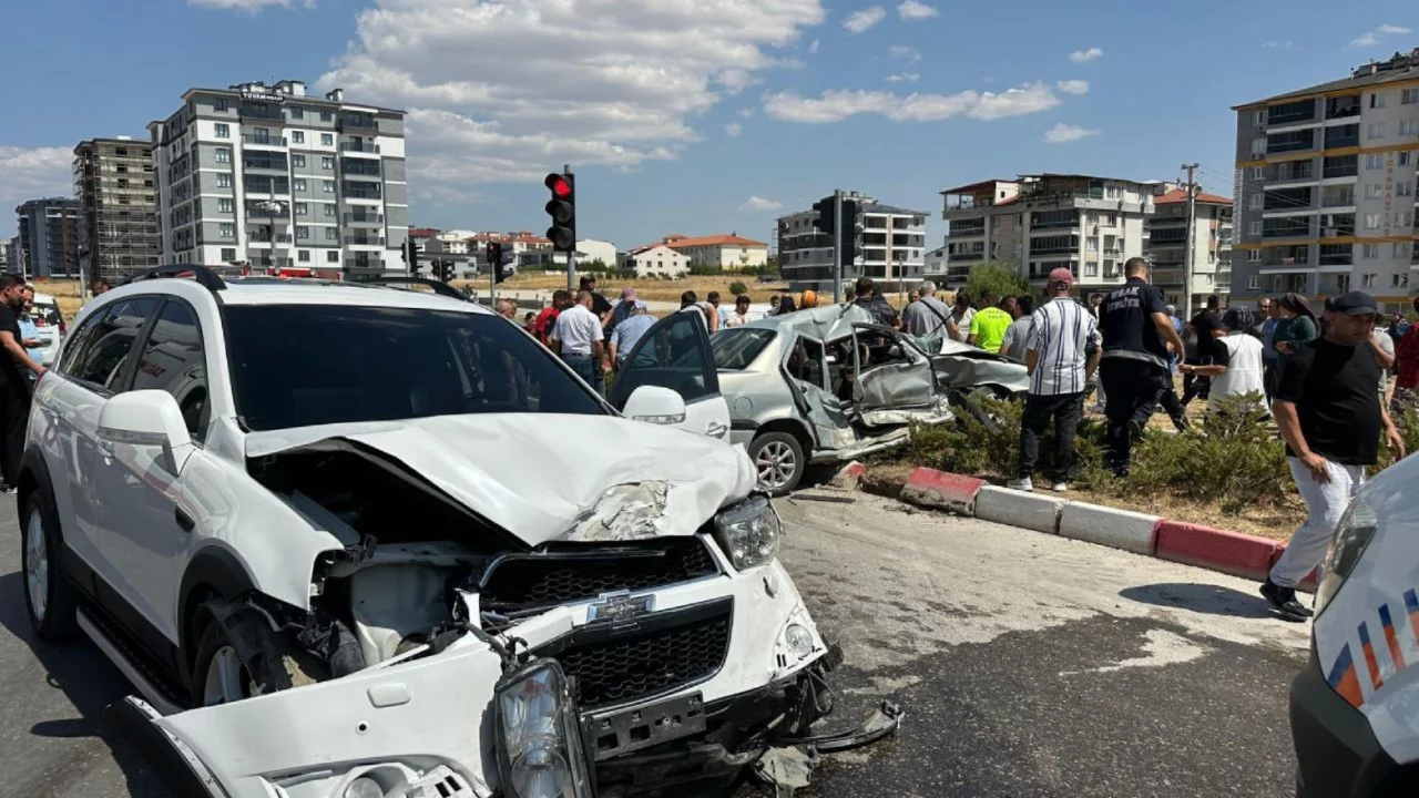 Otomobil ile cip çarpıştı: 3 kişi yaralandı