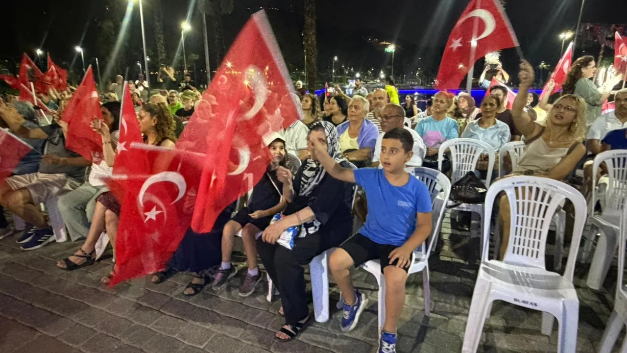Bursa'da zafer coşkusu T&uuml;rk Sanat M&uuml;ziği konseriyle s&uuml;rd&uuml;