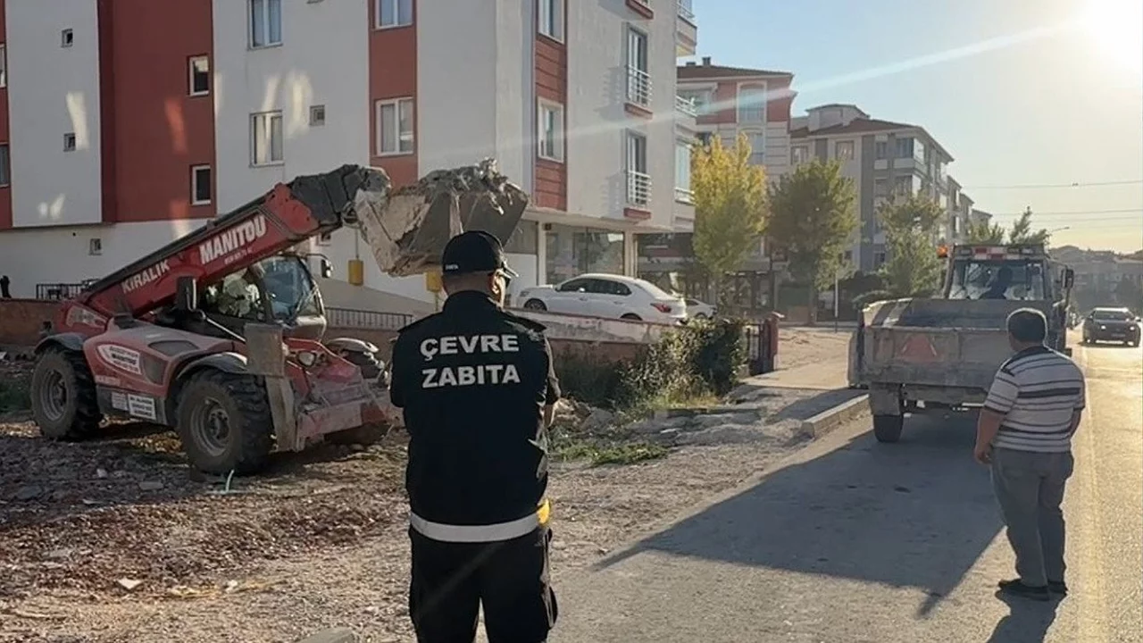 Kaçak inşaat atığı döken kişiye 20 bin TL ceza! Kendisi temizledi...
