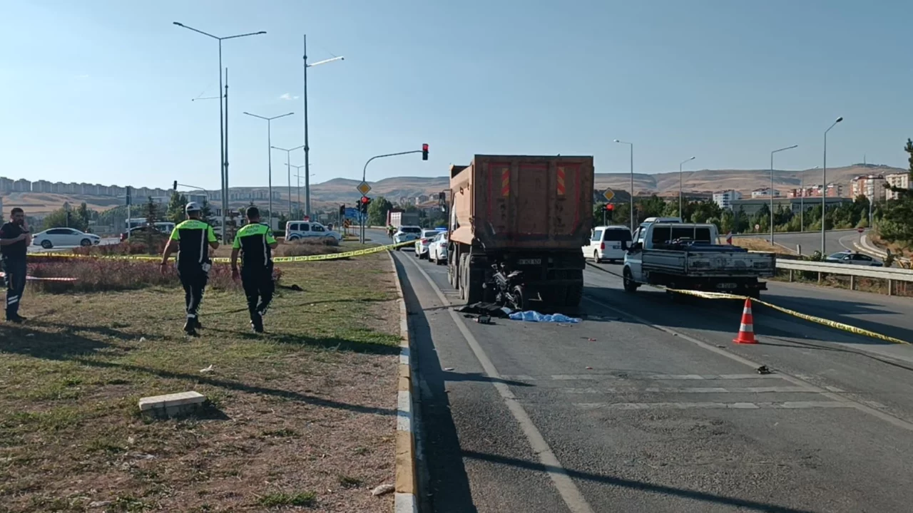 Sivas'ta motosiklet kamyona arkadan &ccedil;arptı: 19 yaşındaki s&uuml;r&uuml;c&uuml; hayatını kaybetti