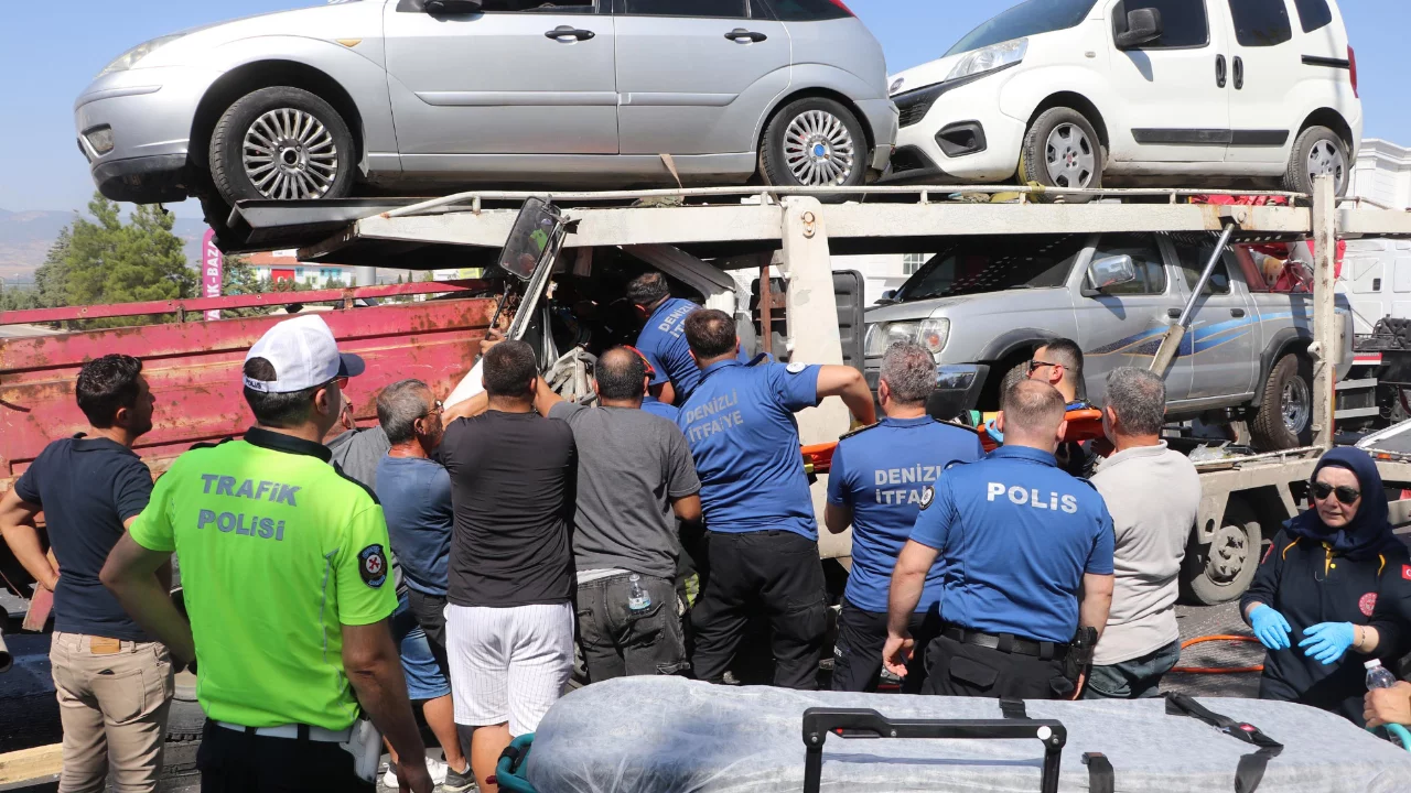 Denizli'de feci kaza: Çekicide sıkışan sürücü 2 saatte kurtarıldı