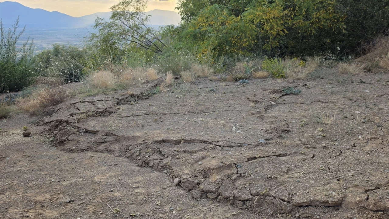 Erzincan Üzümlü'de toprak kayması: 6 bağ evi tahliye edildi