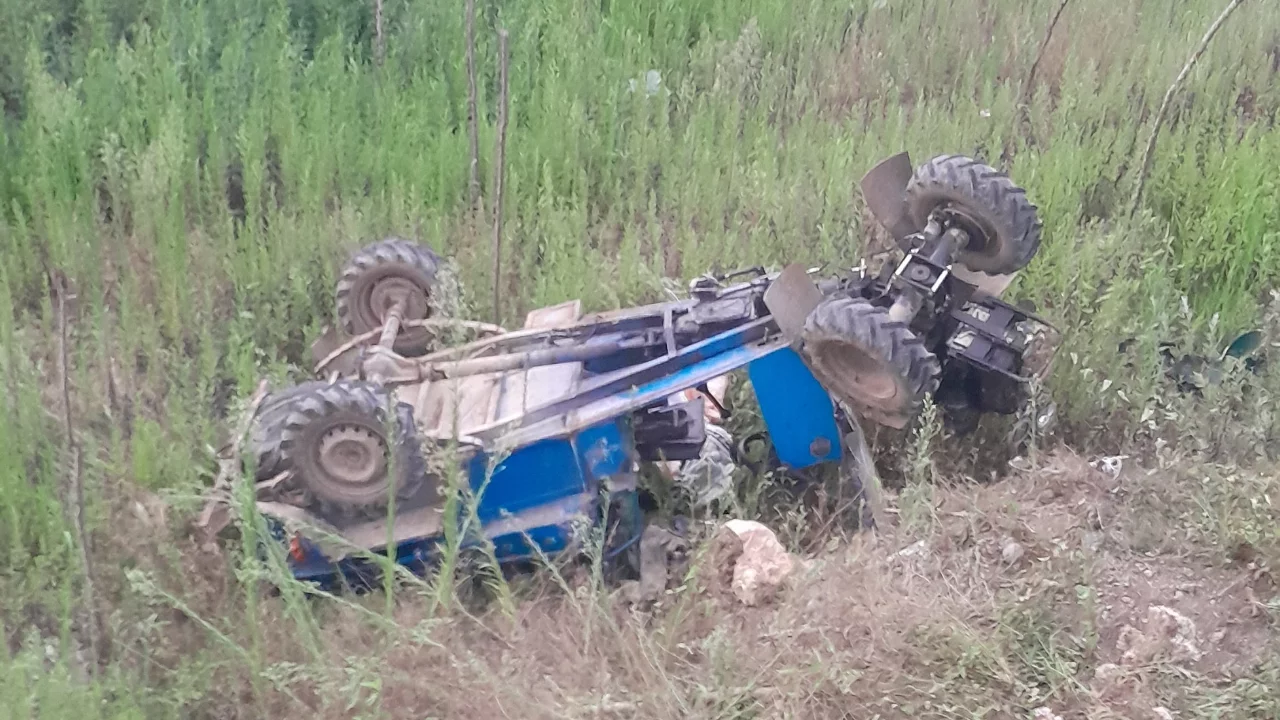 Ordu'da patpat kazası: Kilitlenen tarım aracı bahçeye devrildi