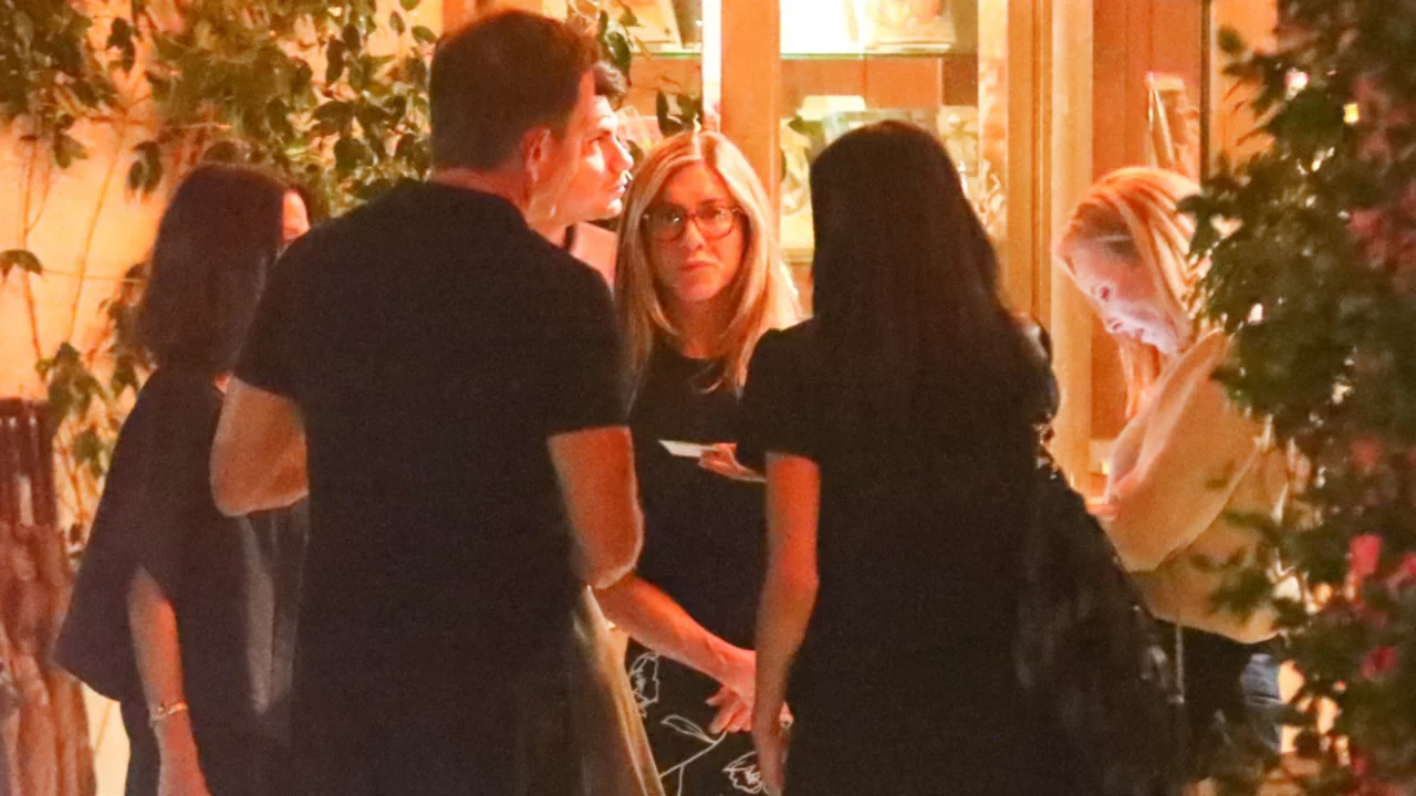 "Friends" ekibi yıllar sonra aynı masada! Jennifer Aniston sevgilisi Jim Curtis'i de buluşmaya g&ouml;t&uuml;rd&uuml;