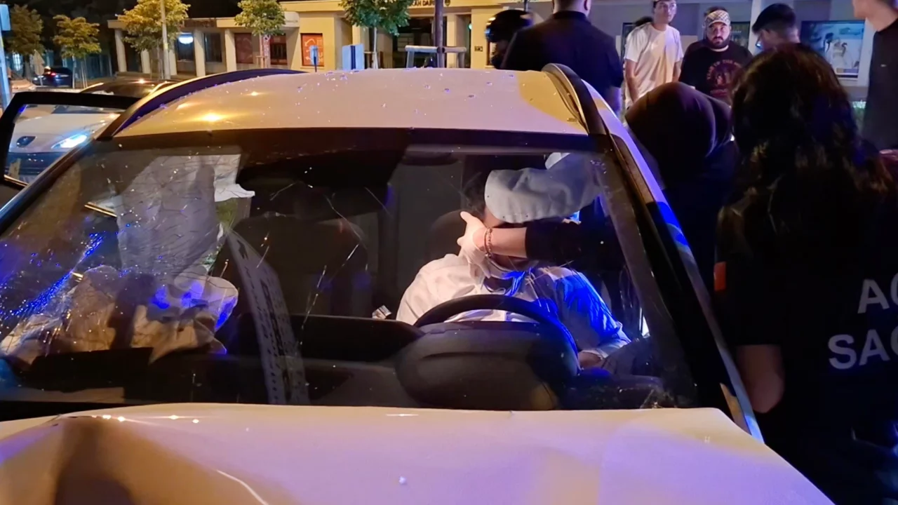 Bursa'da saniyelik kararsızlık kazayla bitti! Otomobil direğe saplandı