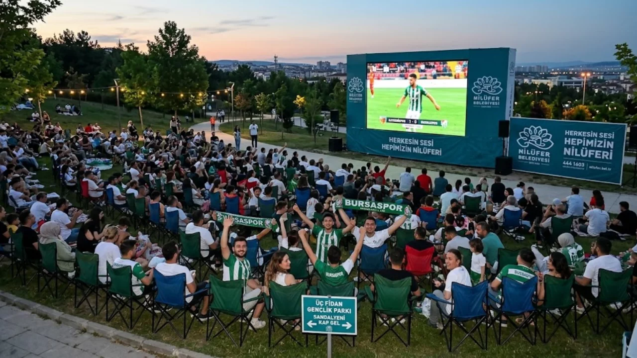 Bursaspor ma&ccedil;ını evinde izlemek istemeyenler dikkat! Nil&uuml;fer'de dev ekran kuruluyor