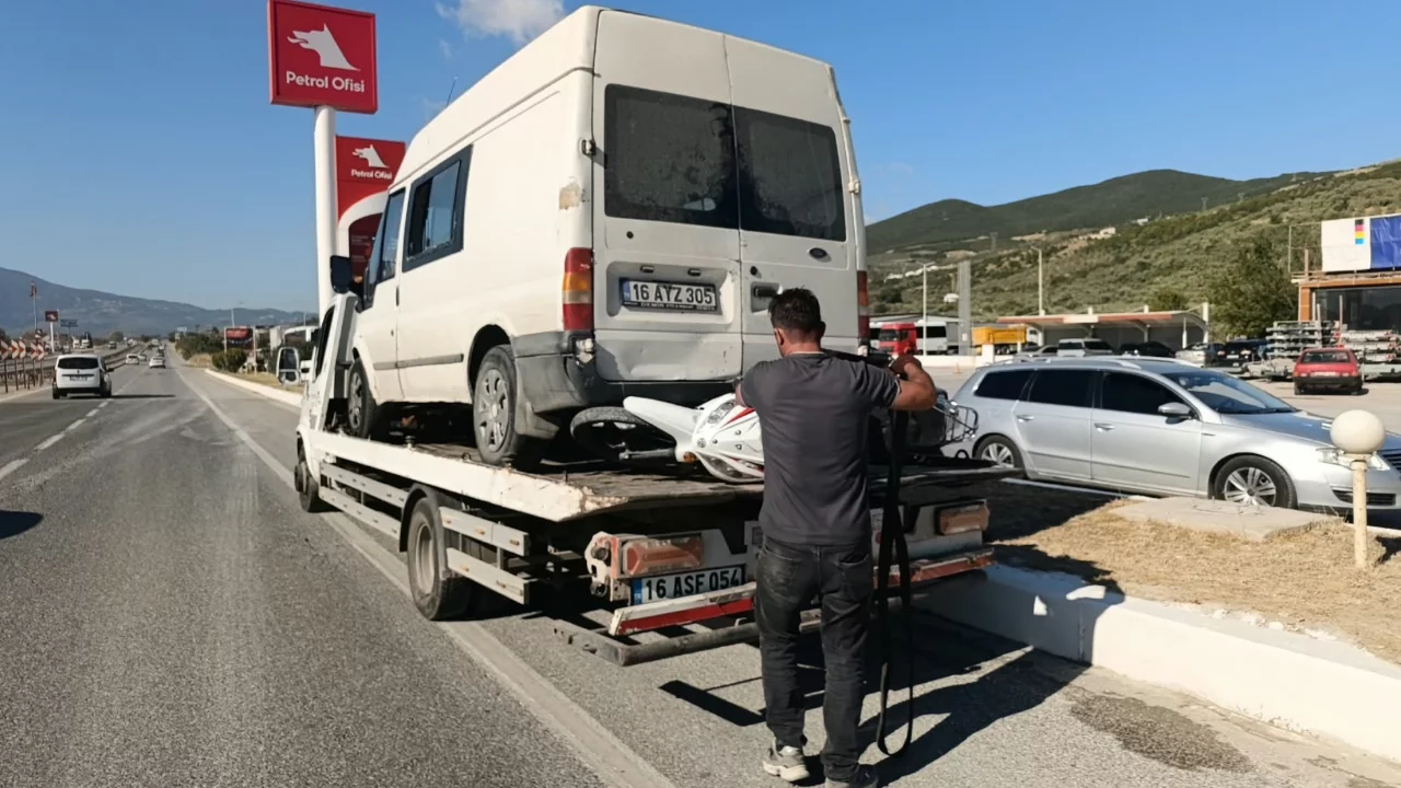 Bursa'da feci kaza! Kamyonet motosikleti b&ouml;yle bi&ccedil;ti, o anlar kamerada...