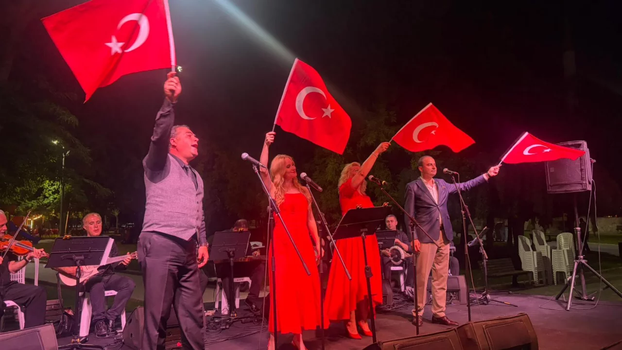 Bursa'da Zafer Haftası coşkusu müzikle yükseldi! Kültürpark'ta Türk Sanat Müziği gecesi