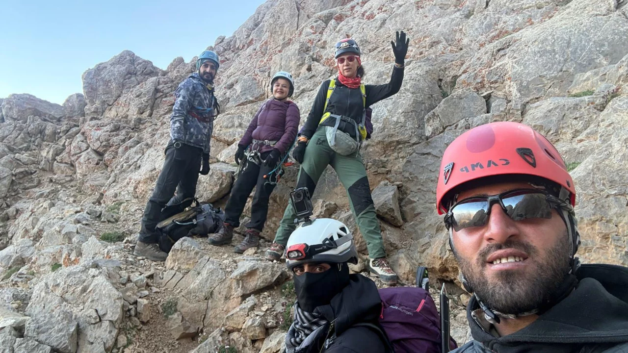 Bursalı Y&uuml;ksel Işık'ın hayatını kaybettiği dağda tarihi başarı! İlk kadınlar zirvede