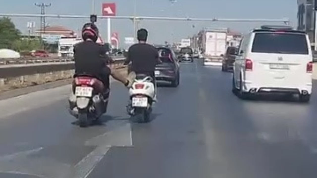 Kara yolunda seyir halindeyken ayağıyla &ouml;n&uuml;ndeki motosikleti itmeye &ccedil;alıştı