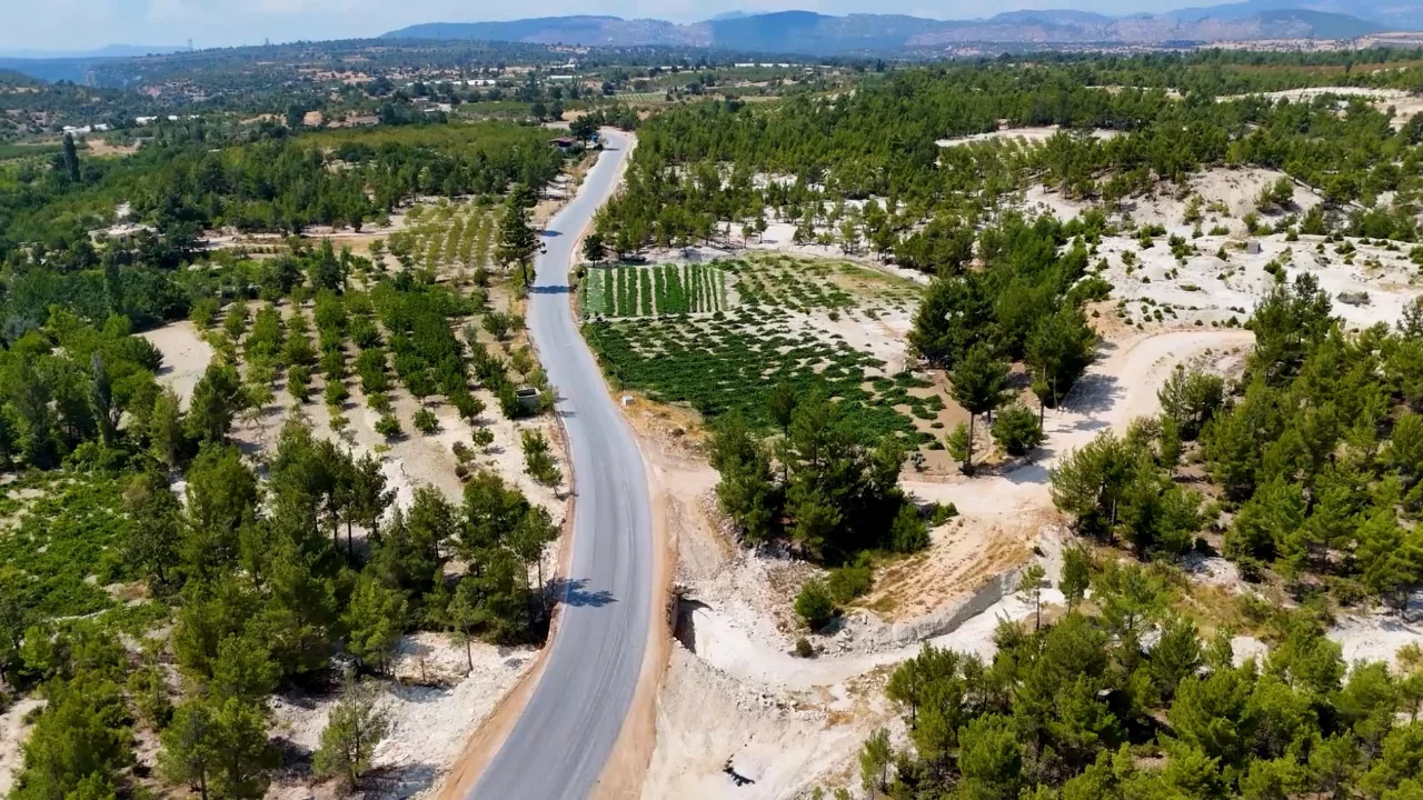 Mersin'de 4 mahalleyi birbirine bağlayan yol yenilendi