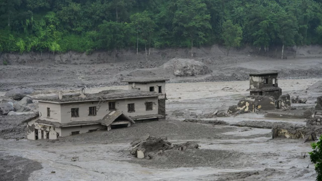 Nepal'deki sel felaketinde sınırın &Ccedil;in tarafında hayatını kaybedenlerin sayısı 5'e &ccedil;ıktı