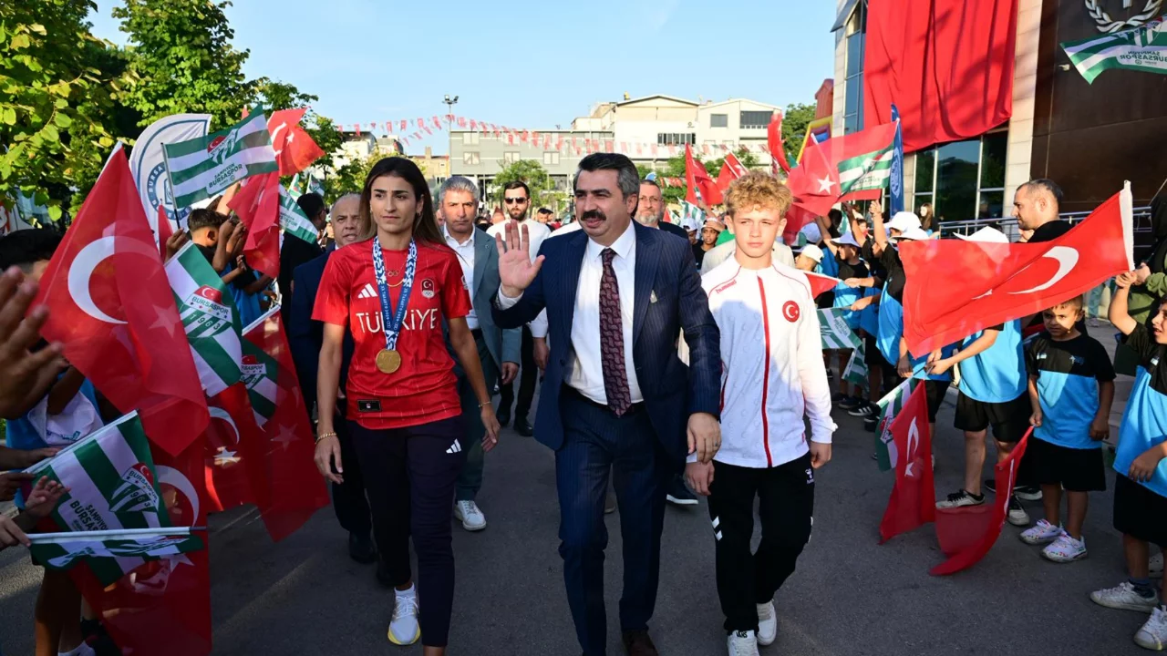 Yıldırım Belediyesi'nin d&uuml;zenlediği yaz spor okulları, sertifika t&ouml;reniyle sona erdi