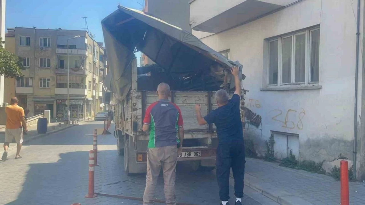 Denizli'de şaşkına &ccedil;eviren kaza! Kamyonetin kasası balkona &ccedil;arptı