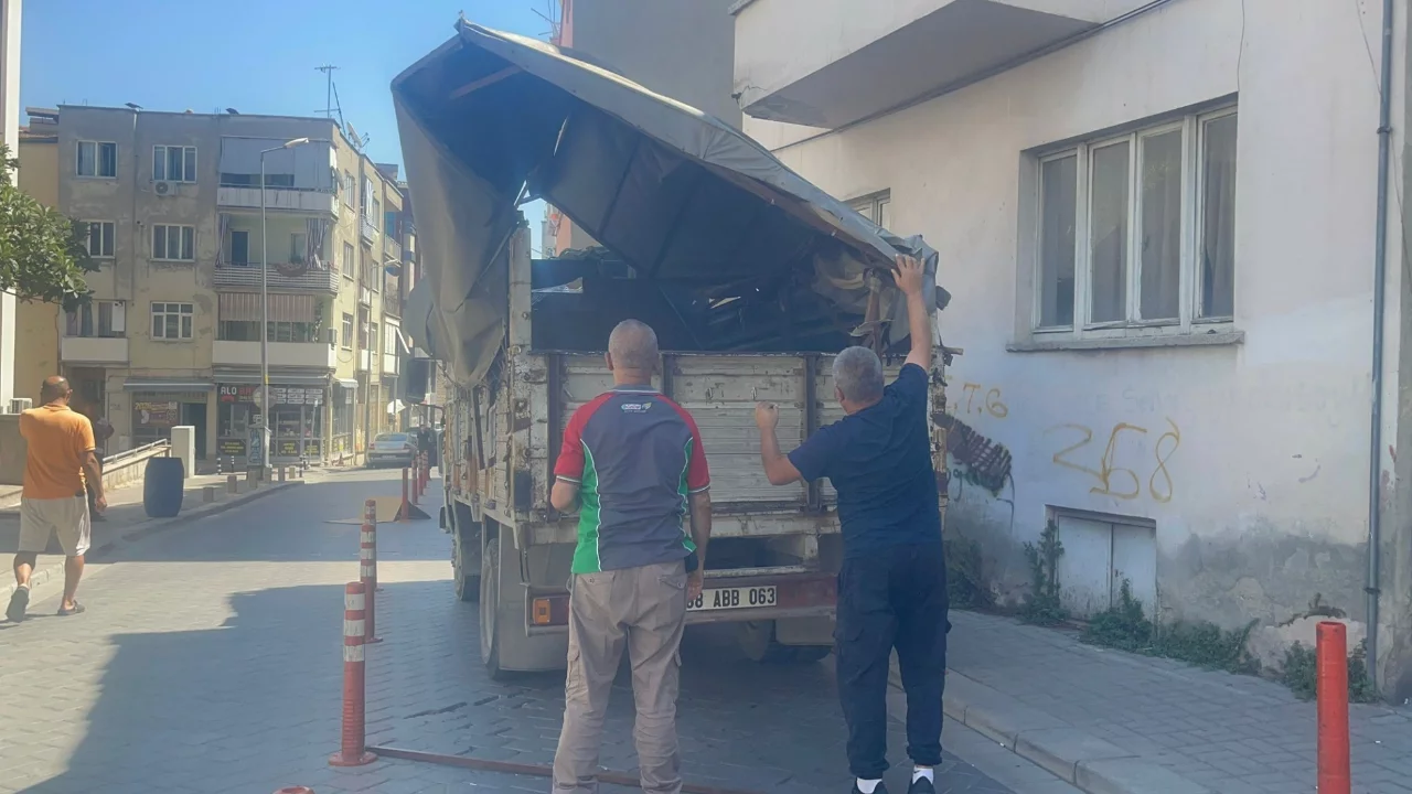 Kamyonetin kasası binanın balkonuna &ccedil;arptı