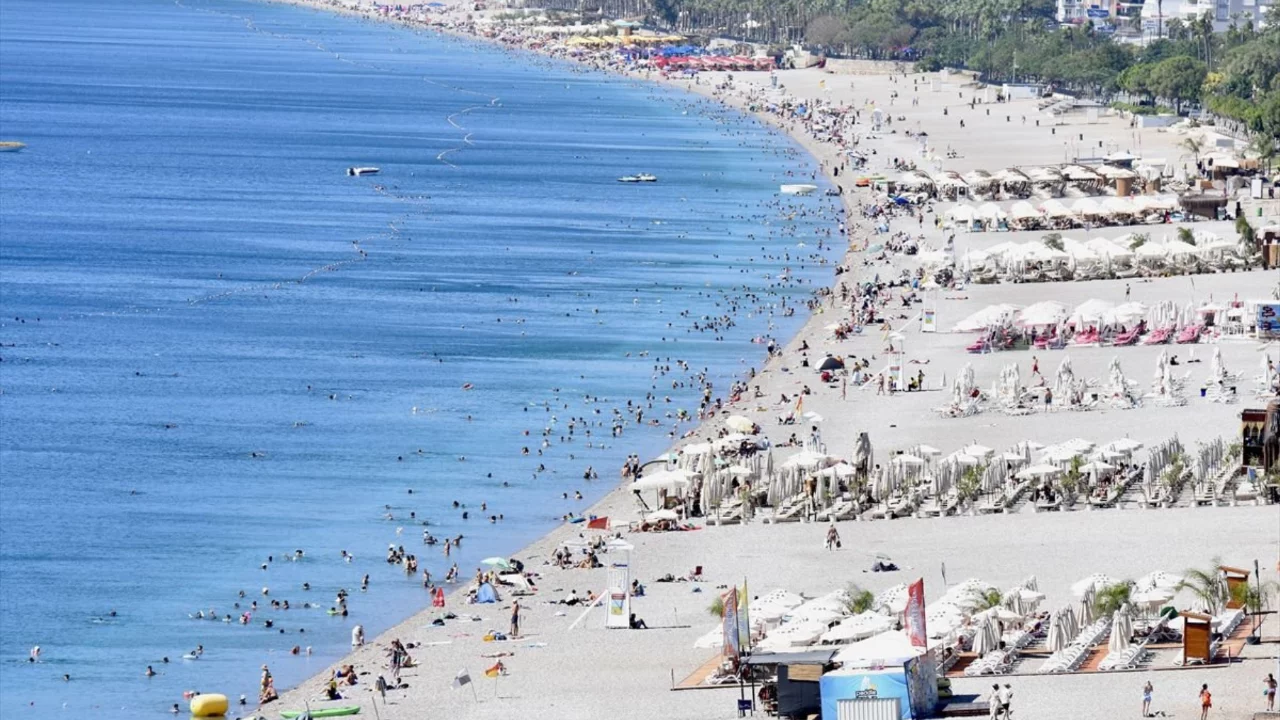 Antalya'da sıcak havada sahiller doldu