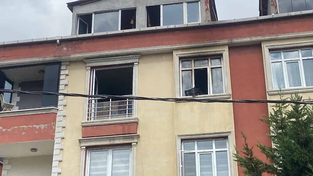 &Ccedil;ocuk odasında başlayan yangın t&uuml;m daireyi sardı