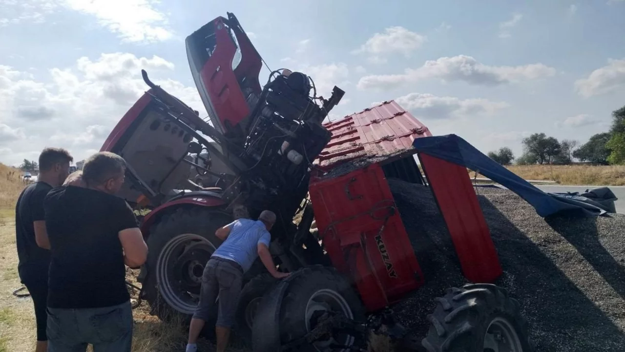 Edirne'de hasat d&ouml;n&uuml;ş&uuml; feci kaza! Trakt&ouml;r devrildi, 1'i ağır yaralılar var