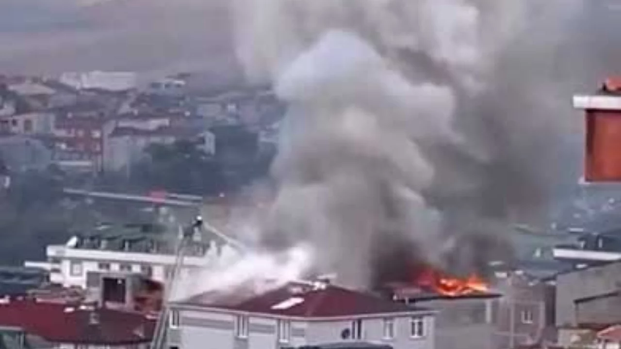 Bitişik 2 binada korkutan çatı yangını