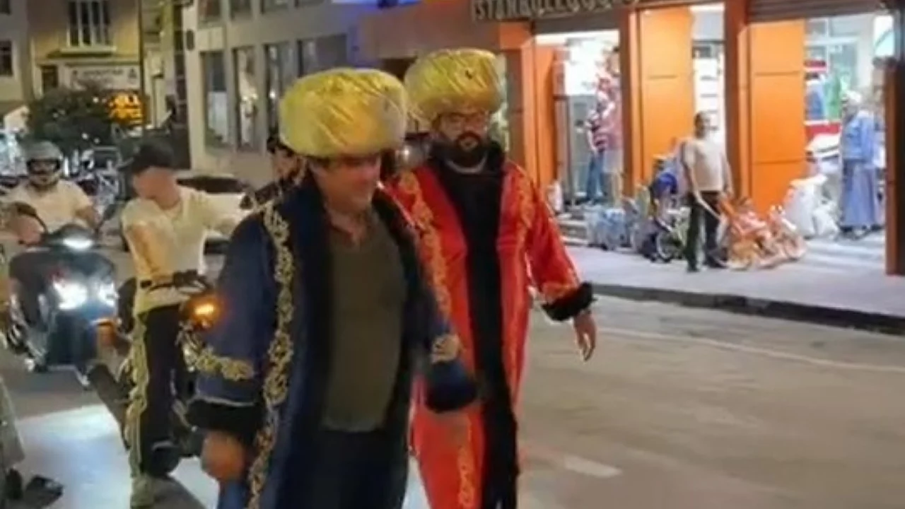 Padişah kost&uuml;m&uuml;yle sıra dışı y&uuml;r&uuml;y&uuml;ş