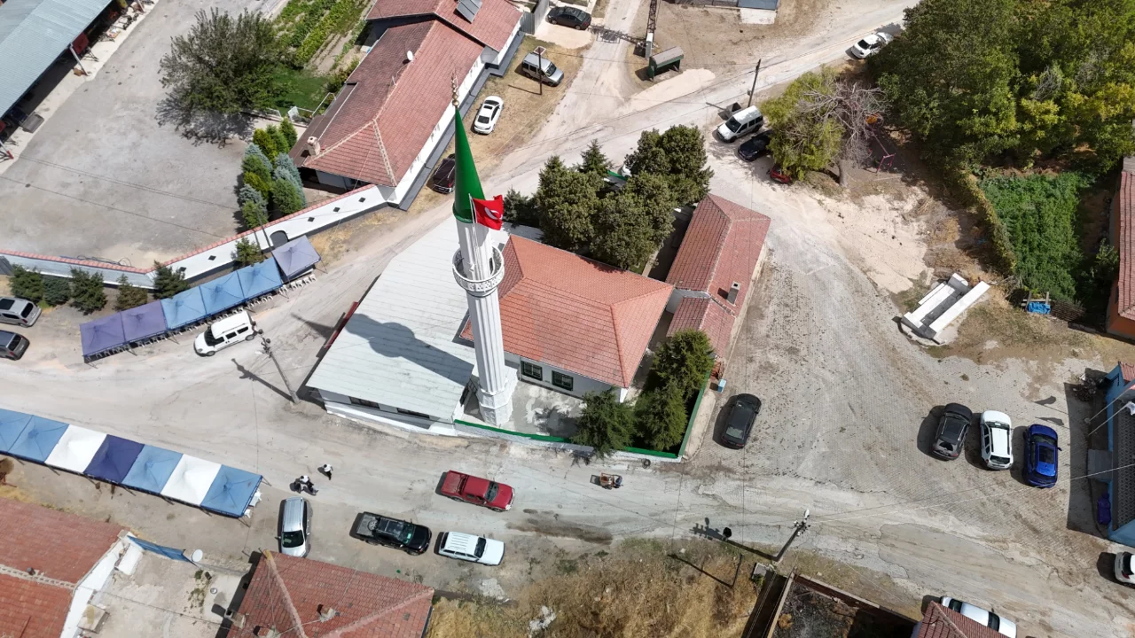 Yıldırım düşmesi sonucu ağır hasar alan cami onarıldı, ibadete açıldı