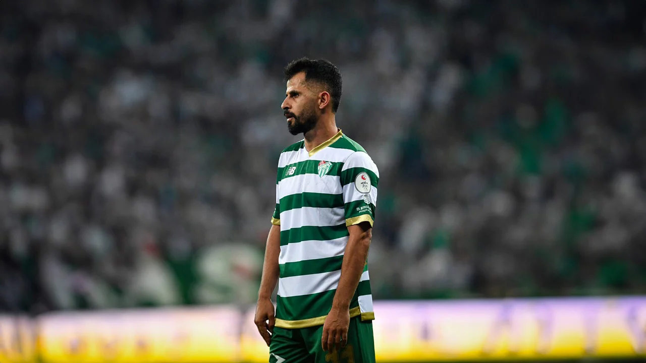 Bursaspor'dan ayrılmaya hazırlanan futbolcu i&ccedil;in flaş itiraf! "&Ccedil;ok istedik, olmadı"