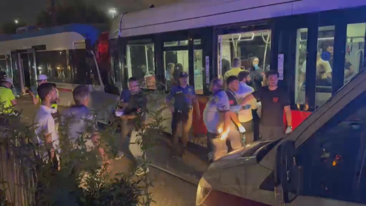 İstanbul'da tramvaylar kafa kafaya &ccedil;arpıştı! Yaralılar var