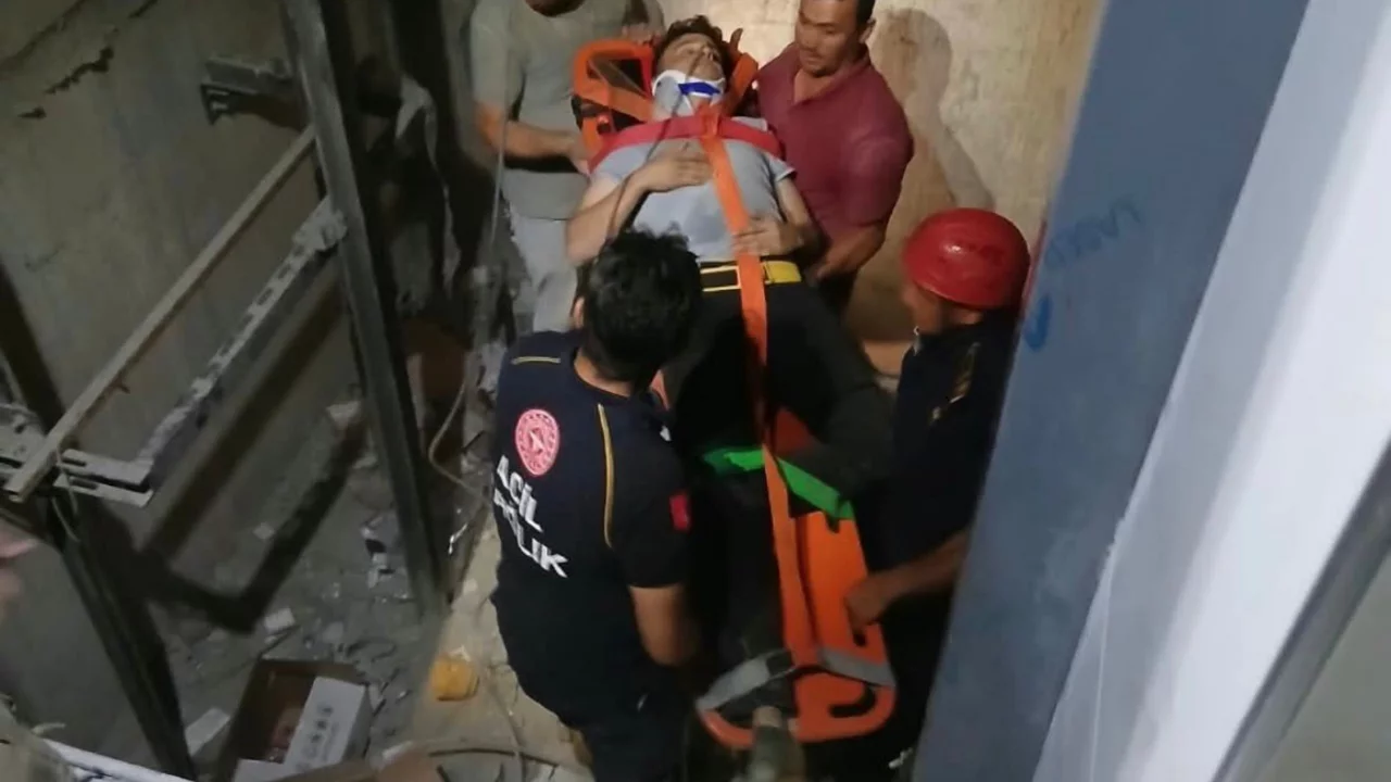 Asansör boşluğuna düşen 16 yaşındaki çocuk ağır yaralandı