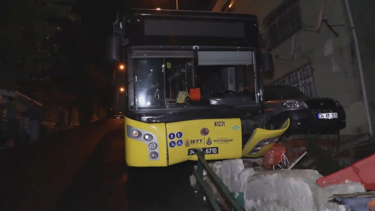 Yağış sonrası kayganlaşan yolda İETT otobüsü bariyere çarptı