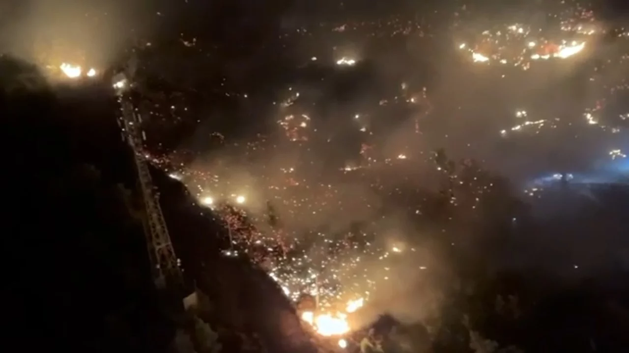 Fethiye'de gece yangınına yerli helikopter m&uuml;dahalesi