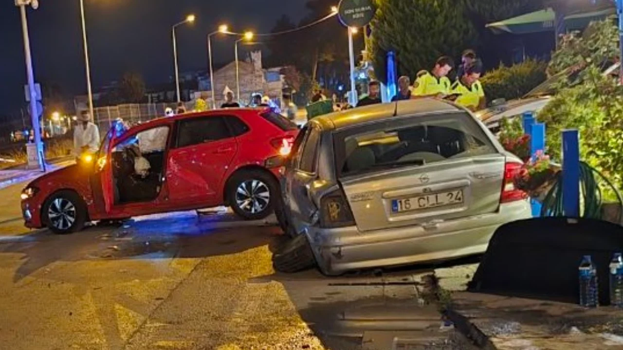 Bursa'da gece yarısı kaza! İki otomobil &ccedil;arpıştı, 4 kişi hastanelik oldu