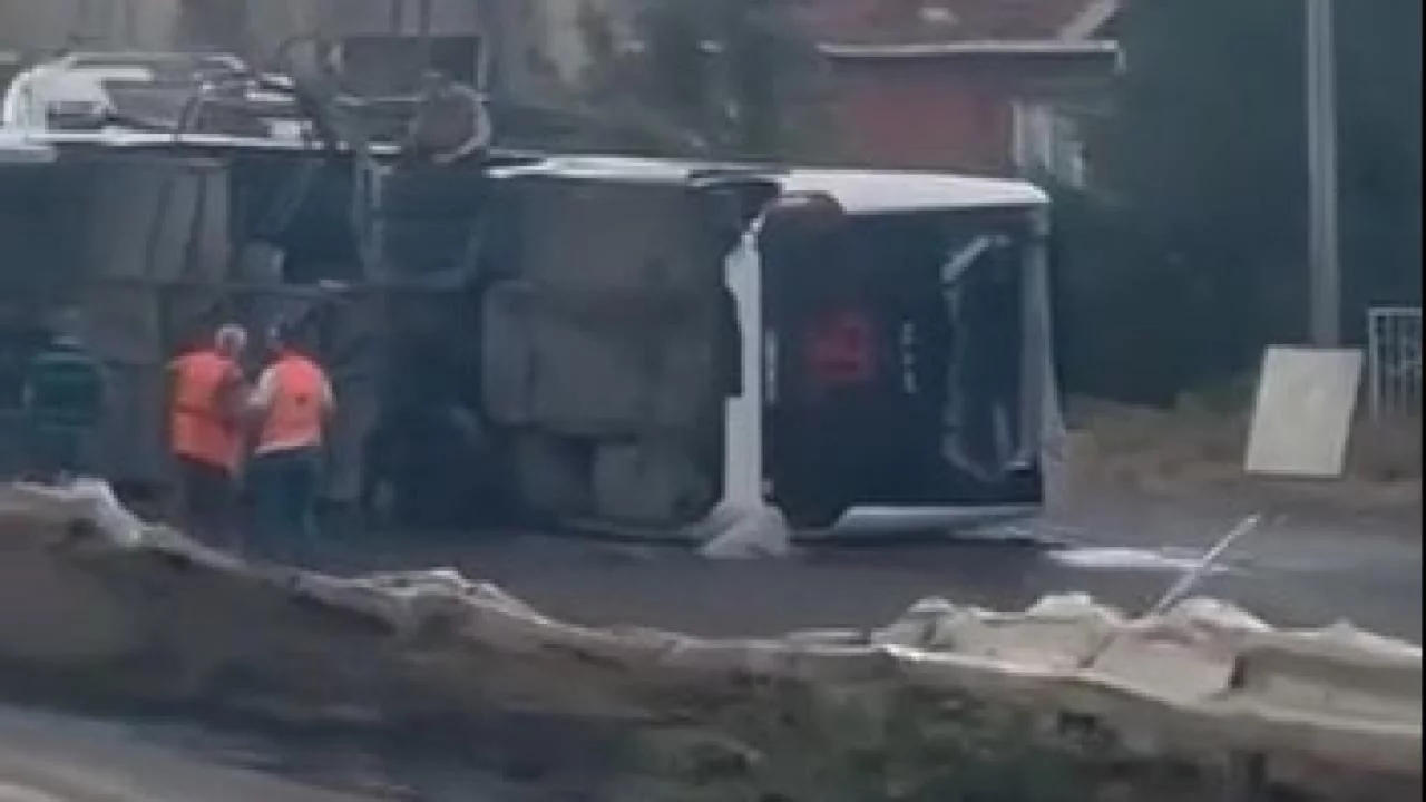 İstanbul'da servis otob&uuml;s&uuml; devrildi: 15 yaralı