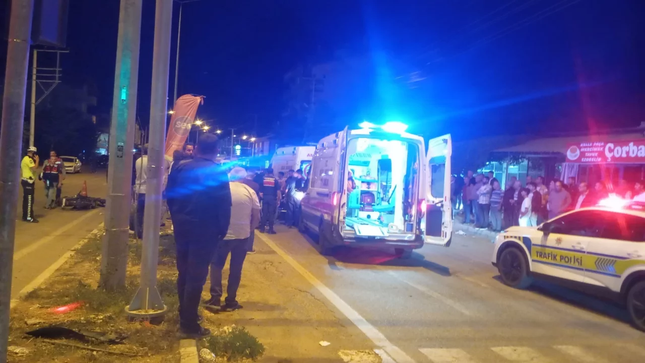 Otomobille &ccedil;arpışan motosikletteki 2 kişi yaralandı