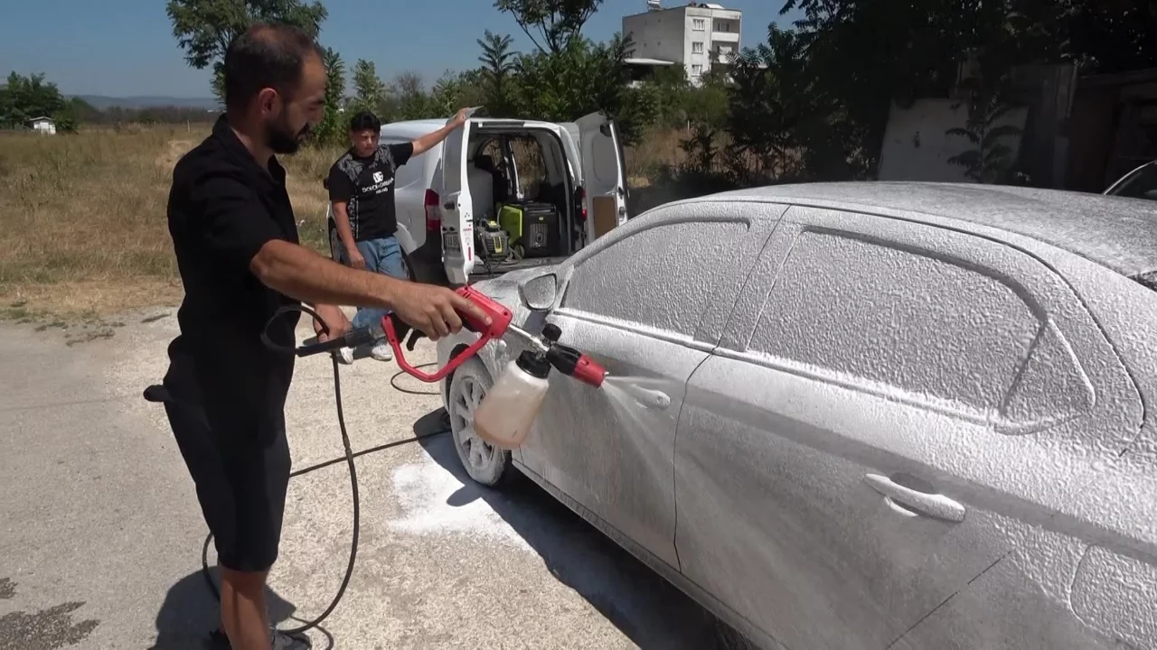 Bursa'da g&ouml;ren bir daha bakıyor! Kirli ara&ccedil;ları sahiplerinden habersiz yıkayıp gidiyor