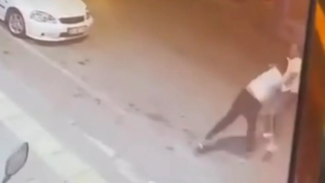 Bursa'da yol kenarında başlayan tartışma bir anda kavgaya d&ouml;n&uuml;şt&uuml;! Yumruklar havada u&ccedil;uştu