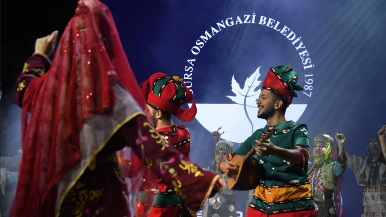 Bursa'da Balkan r&uuml;zgarı esti! 6 &uuml;lkeden 500 dans&ccedil;ı aynı sahnede buluştu