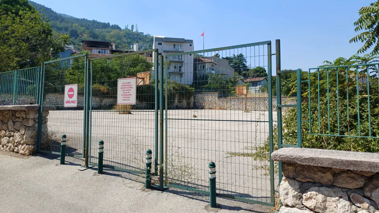 Bursa'da şaşırtan tabela: Etkinlik yapmak yasak