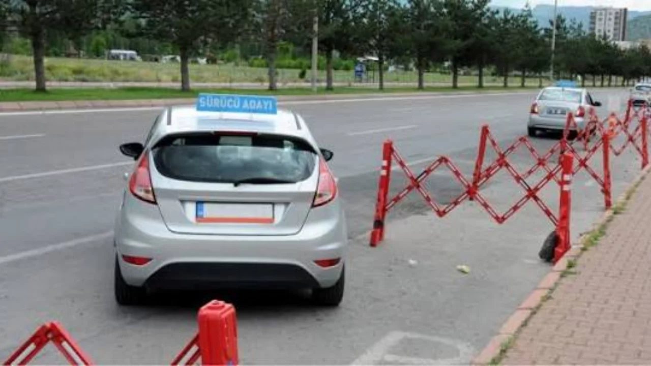 Ehliyet alacaklar dikkat! Sınav sistemi değişiyor, ezberlenen g&uuml;zergah d&ouml;nemi sona eriyor