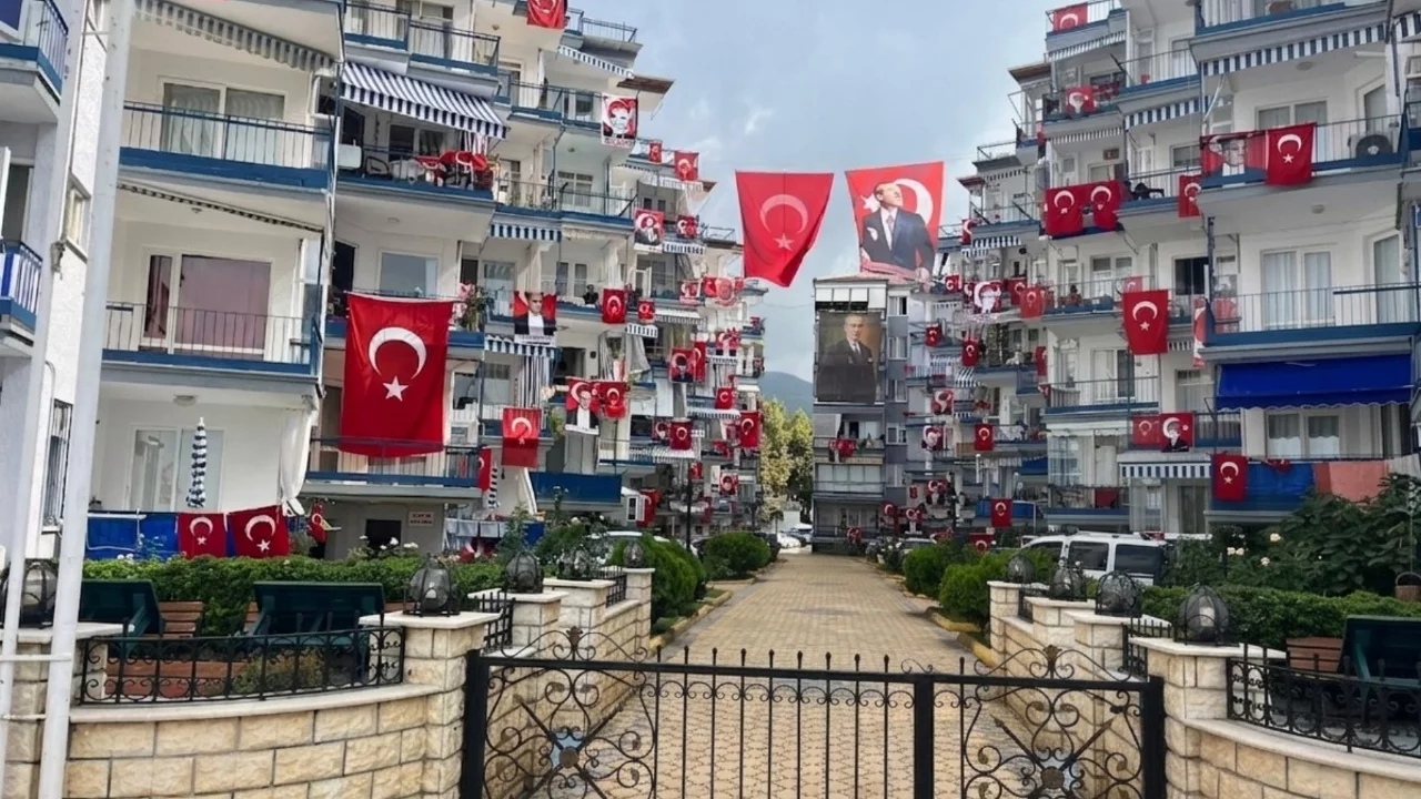 Bu görüntü Bursa'dan! Binalar kırmızı beyaz bayraklar ile donatıldı... 
