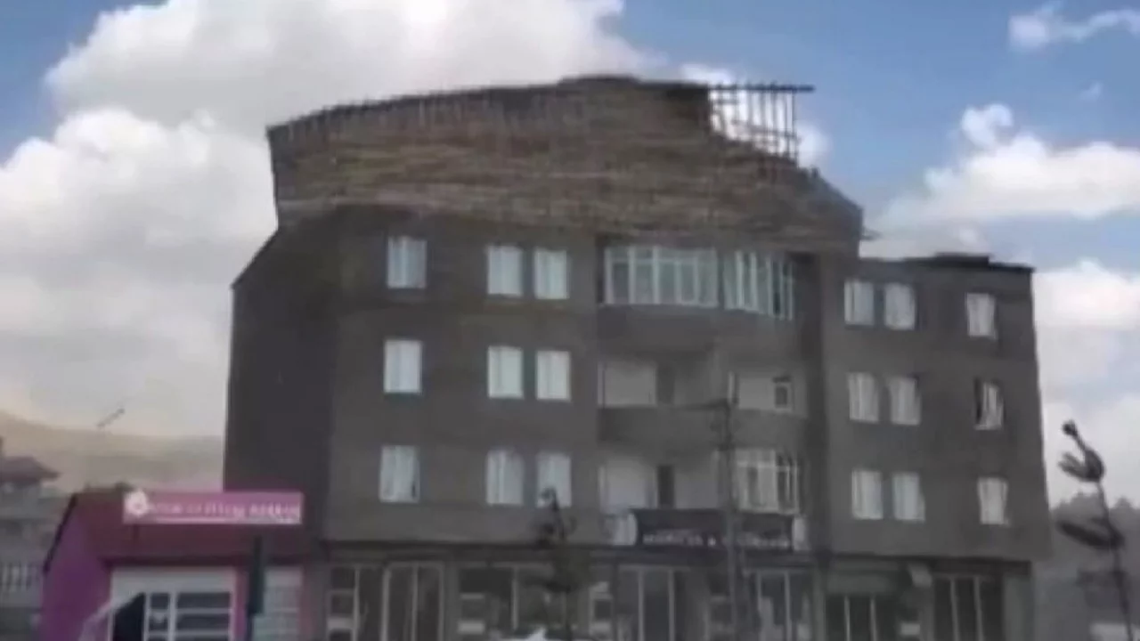 Ani fırtına binanın çatısını uçurdu
